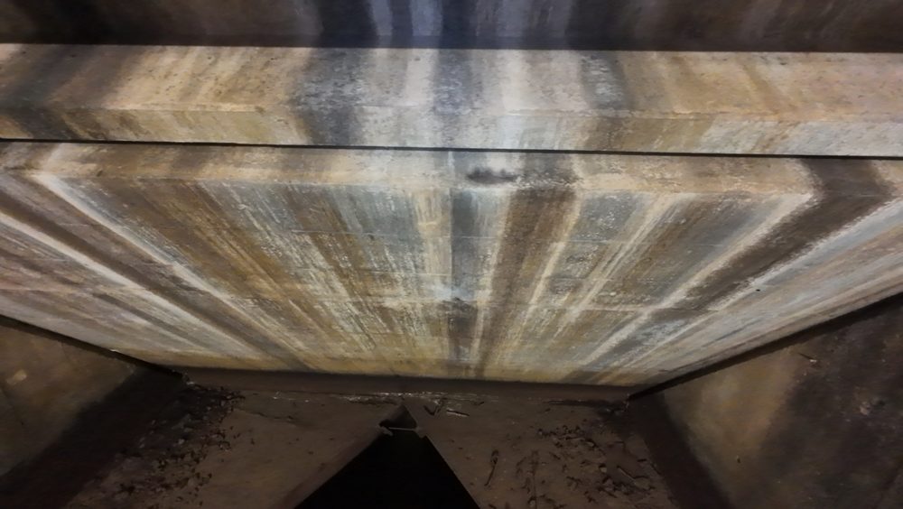 Interior supporting structure and wall connection points inside the spillway