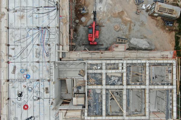 A middle sized building under construction