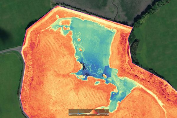 A multispectral NDRE index map of farmland with a water feature