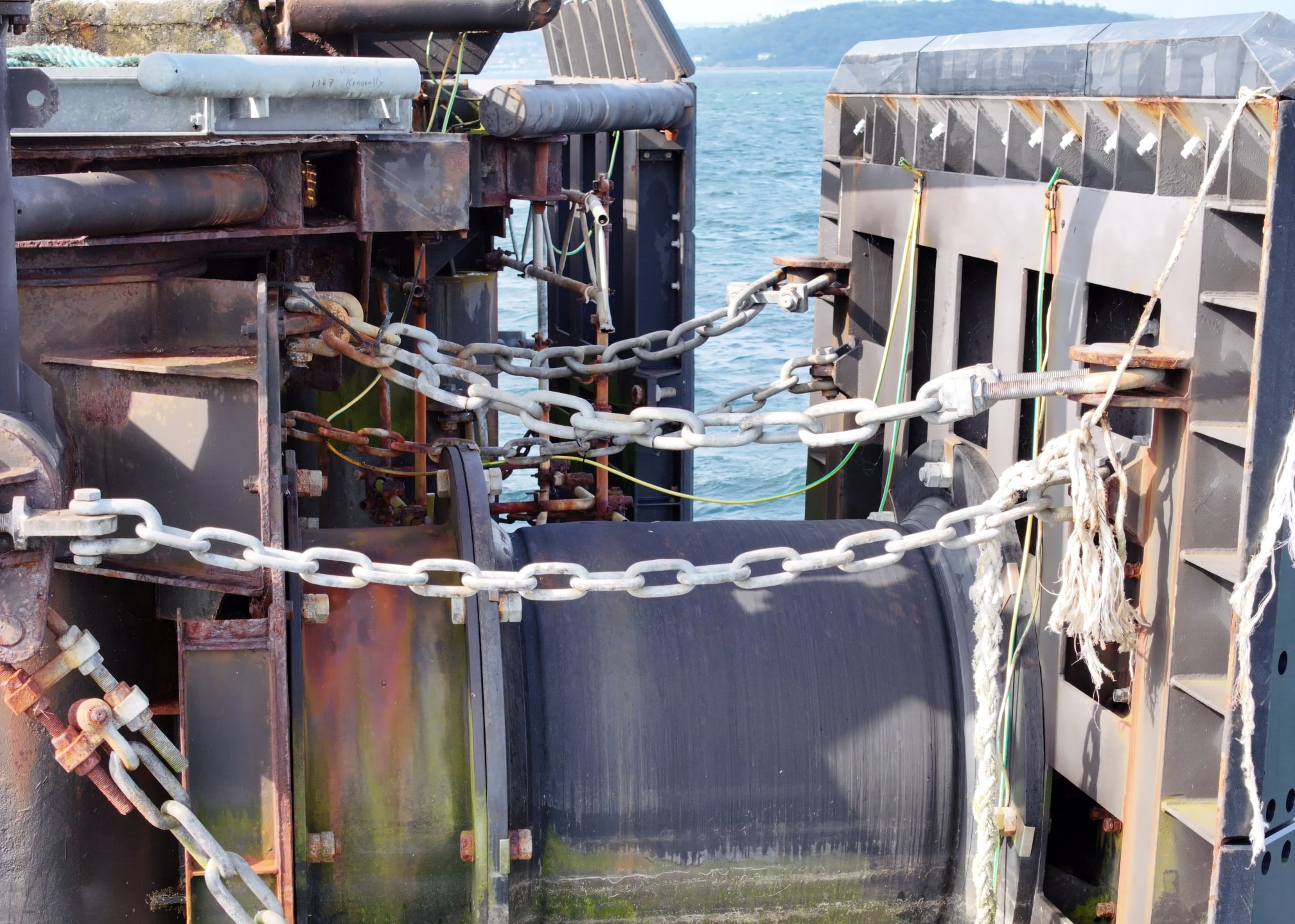 Metal chain lock mechanism