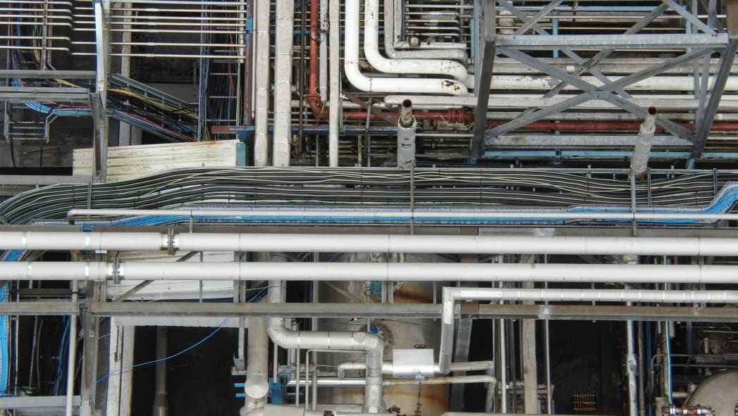 Small and medium diameter pipes on a pipe rack