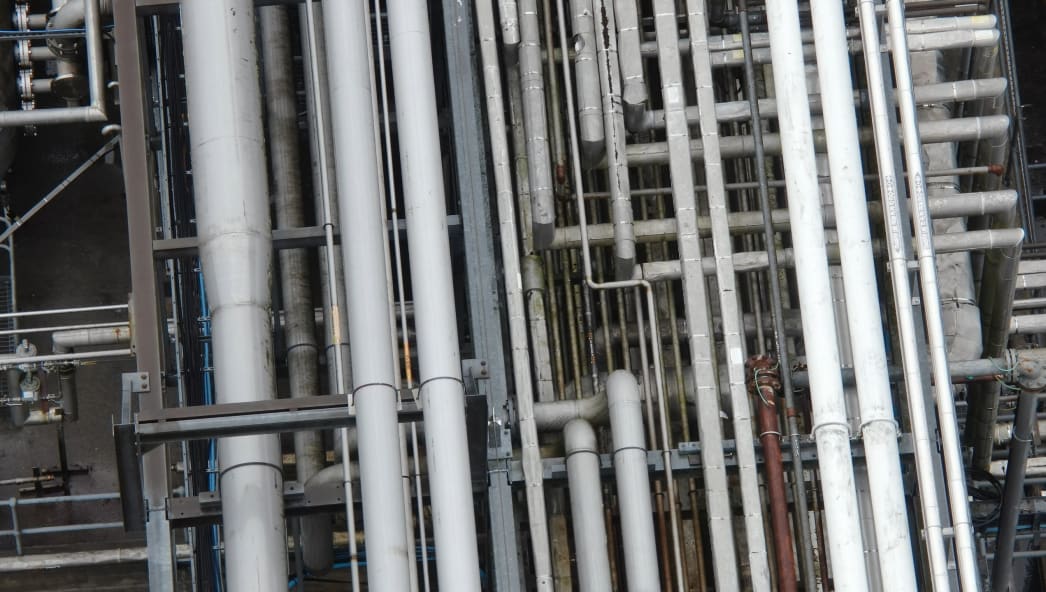 Large pipe rack with multiple fluid and gas pipes